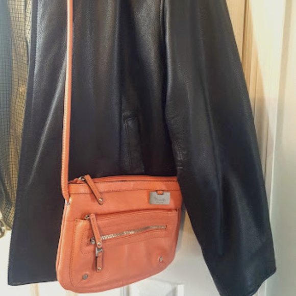 LIKE NEW! Tignanello Perfect Peachy Pink Purse! - Picture 1 of 8